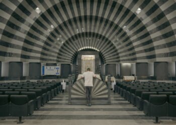 The synagogue at Dnipro’s Menorah Center. For the first evening of Rosh Hashana, believers gathered to pray, celebrating the jewish new year. (Dispatch photo by Louis Lemaire-Sicre/Hans Lucas)