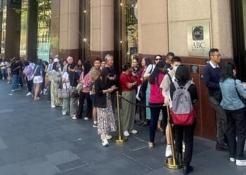 "If You Don't Buy, You'll Miss Out": Weimar Vibes As Aussies Line Up To Buy Physical Gold