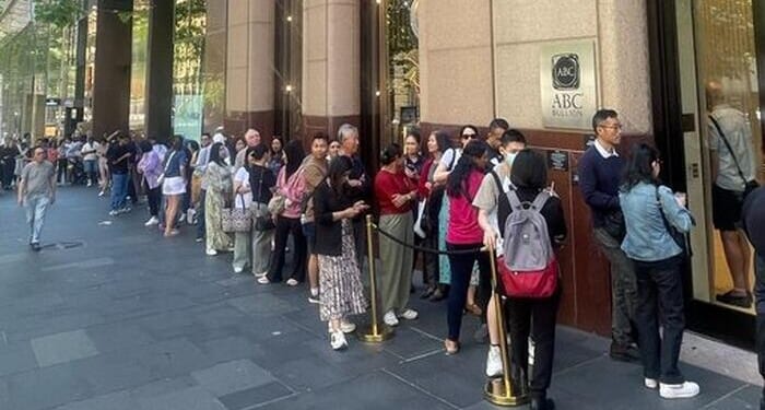 "If You Don't Buy, You'll Miss Out": Weimar Vibes As Aussies Line Up To Buy Physical Gold
