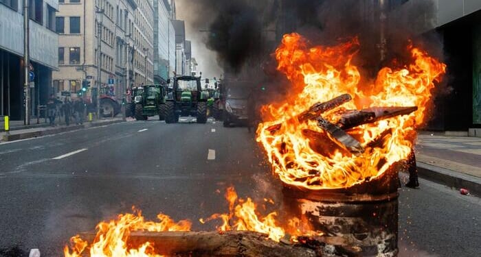Barbed-Wire, Tear-Gas, & Water-Cannons: Brussels Battles Protesting Farmers Who Orbán Says Are '100% Right'