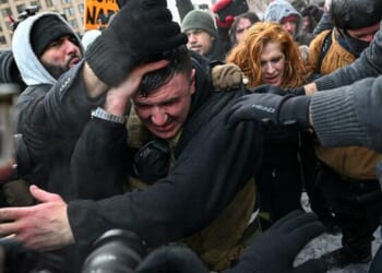 Violent Left Wing Mobs In Minneapolis Hunt For ICE And Attack Counter Protesters