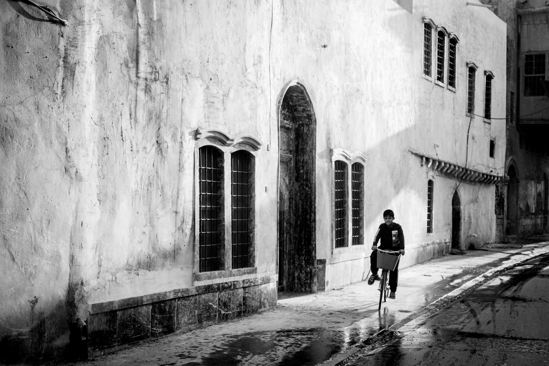 A boy rides a bicycle through Mosul, Iraq. (Photo by Ali ِAl-Baroodi)