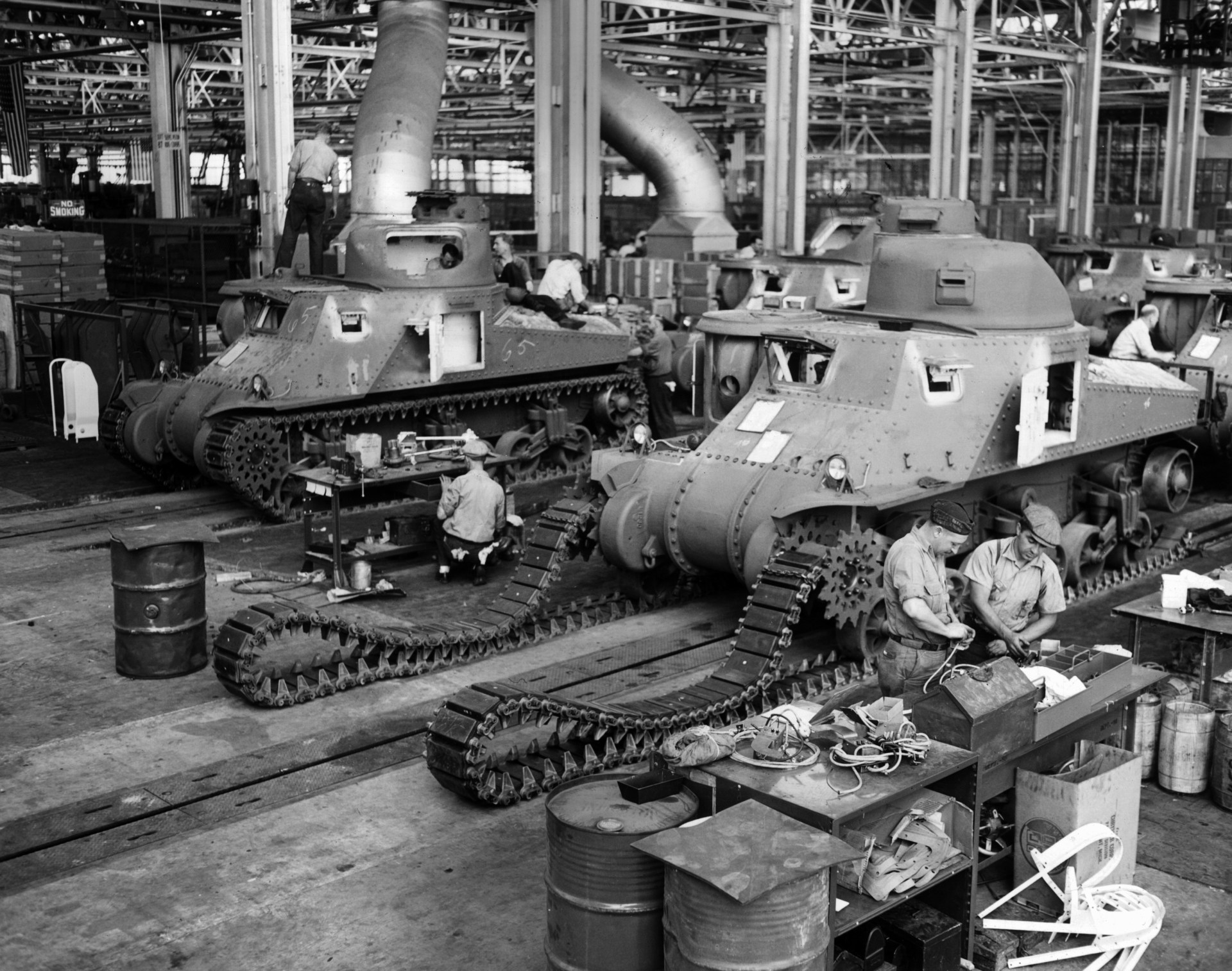 Workers assembling M-3 tanks in an American factory in 1942. (Photo by Hulton Archive/Getty Images)