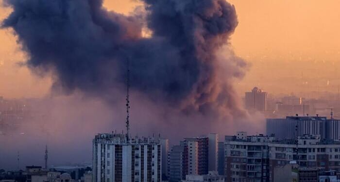 Trump Vows To Hit 'Loser' Iran 'Very Hard' As Pezeshkian Apologizes To Gulf Even As IRGC Attacks Expand