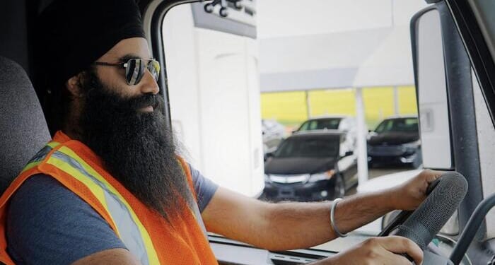 200,000 Immigrant Truck Drivers Begin Losing Licenses Under New Trump Admin Rule