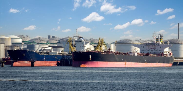 U.S. Allows Russia a 30-Day Waiver to Sell Sanctioned Oil